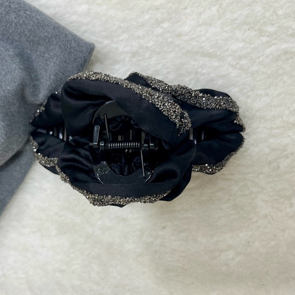 🛍️ 4 for $20 🛍️ Stylish Headband and Scrunchie Set in Gray and Black - Picture 7 of 8